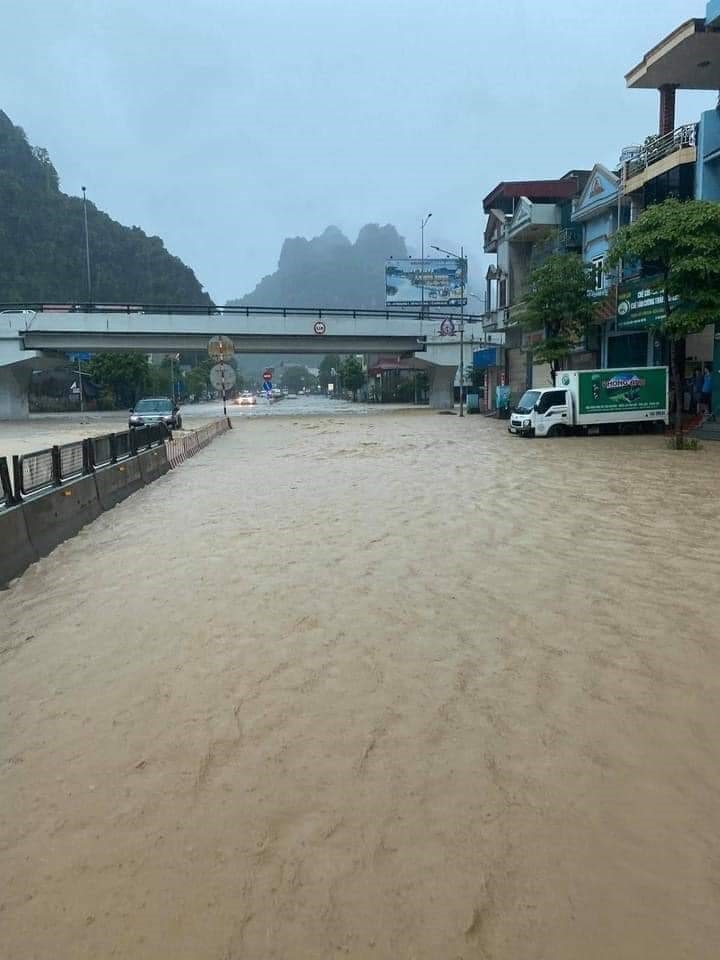 Mưa lớn gây ngập lụt nhiều tuyến đường, khu dân cư trên địa bàn thành phố Cẩm Phả.
