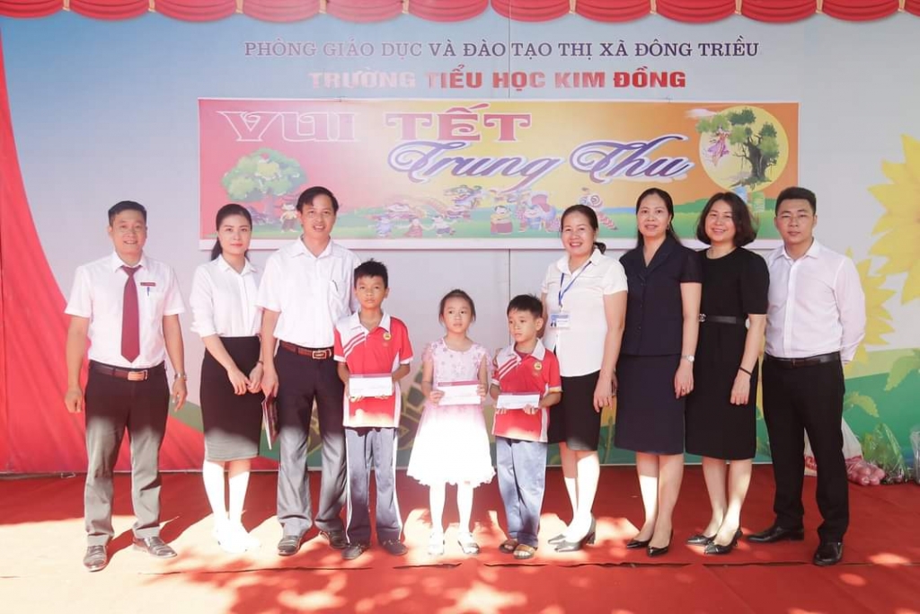 Đại diện Công đoàn Agribank Tây Quảng Ninh trao tặng quà cho học sinh có hoàn cảnh khó khăn của Trường Tiểu học Kim Đồng, TX Đông Triều.