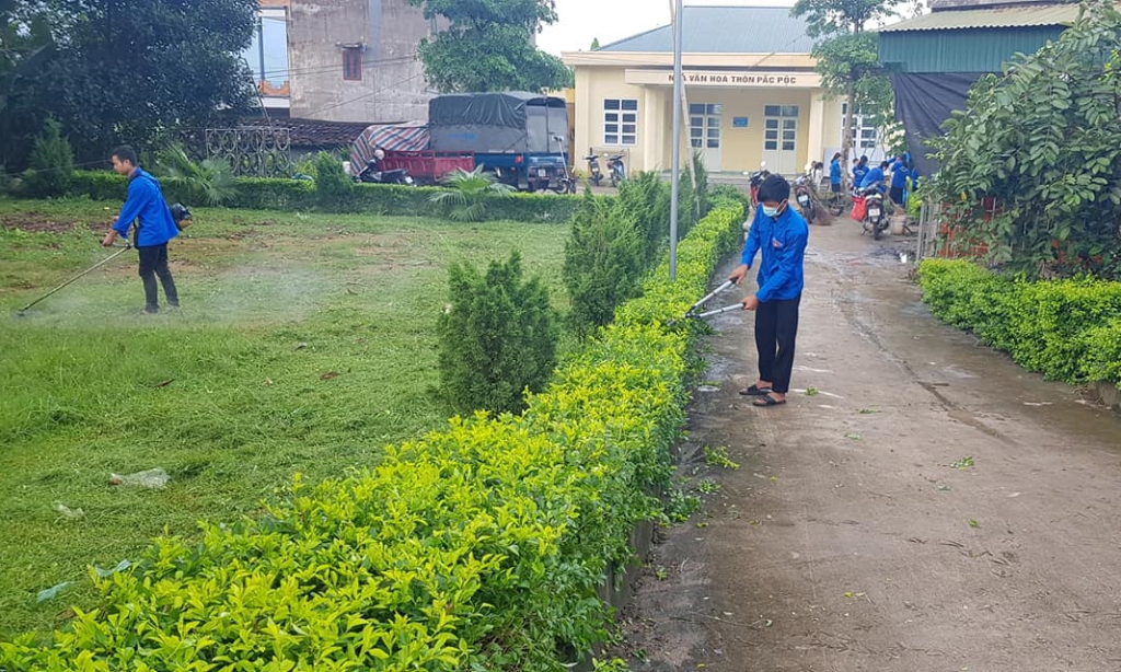 ĐVTN Xã Hoành Mô (huyện Bình Liêu) tham gia dọn vệ sinh môi trường tại các nhà văn hoá thôn.