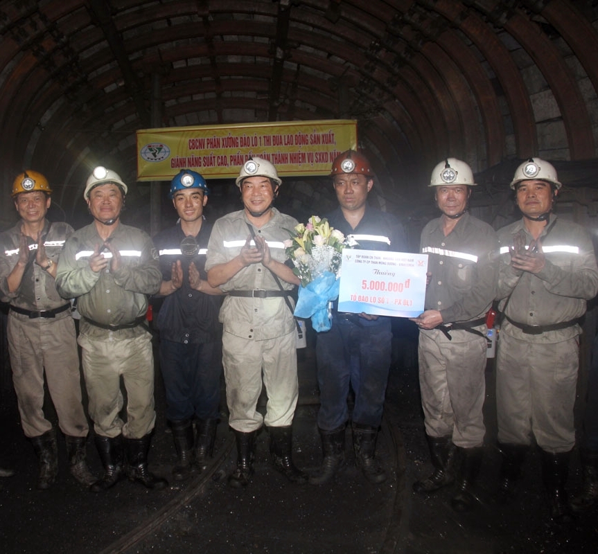 Đại diện Tổng liên đoàn lao động và Tập đoàn Công nghiệp Than Khoáng Sản Việt Nam tham quan, tặng quà công nhân tại lò chợ cơ giới hóa hạng nhẹ.