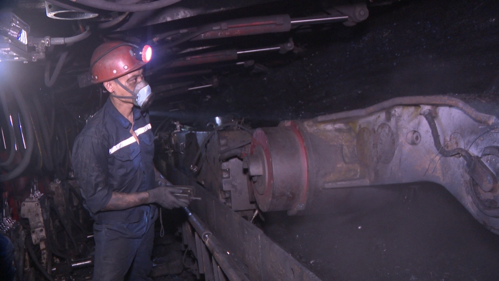 Khai thác than bằng lò chợ cơ giới hóa hạng nhẹ tại Công ty CP than Mông Dương.