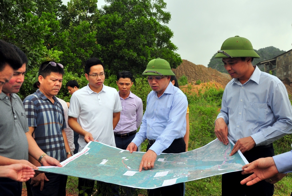 ồng chí Nguyễn Xuân Ký, Bí thư Tỉnh ủy, Chủ tịch HĐND tỉnh, kiểm tra thực địa và chỉ đạo một số nội dung liên quan đến quy hoạch, hướng tuyến các tuyến giao thông động lực tại khu vực vùng núi phía Bắc TP Hạ Long.