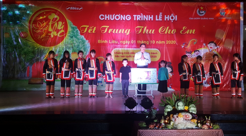 Đồng chí Nguyễn Văn Hồi, Phó Chủ tịch HĐND tỉnh, thăm, tặng quà Tết Trung thu tại Bình Liêu. (Ảnh: Baoquangninh)