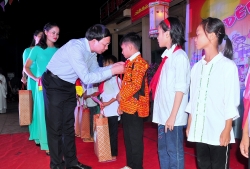 Bí thư Tỉnh ủy Quảng Ninh tặng quà thiếu nhi vùng cao nhân dịp Tết Trung thu