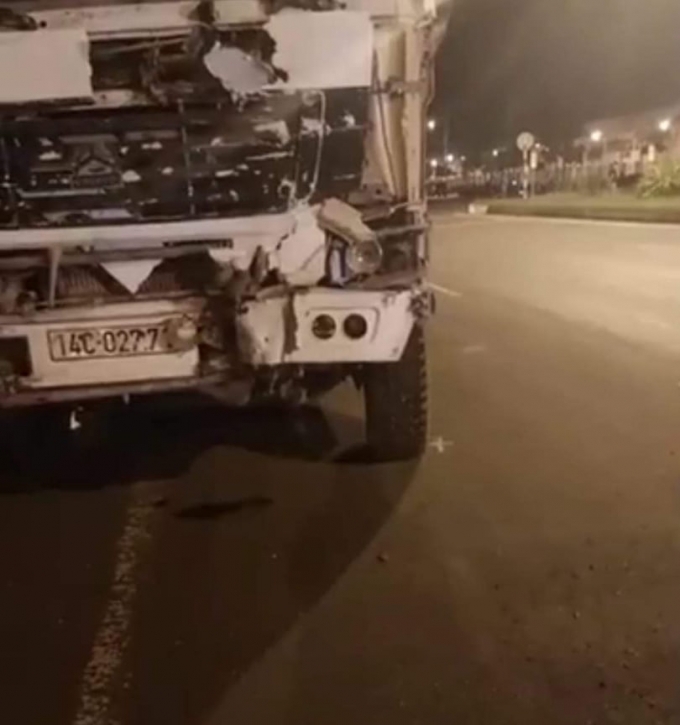 Cú va chạm giữa xe khách và xe tải khiến 1 người tử vong và 15 người bị thương.