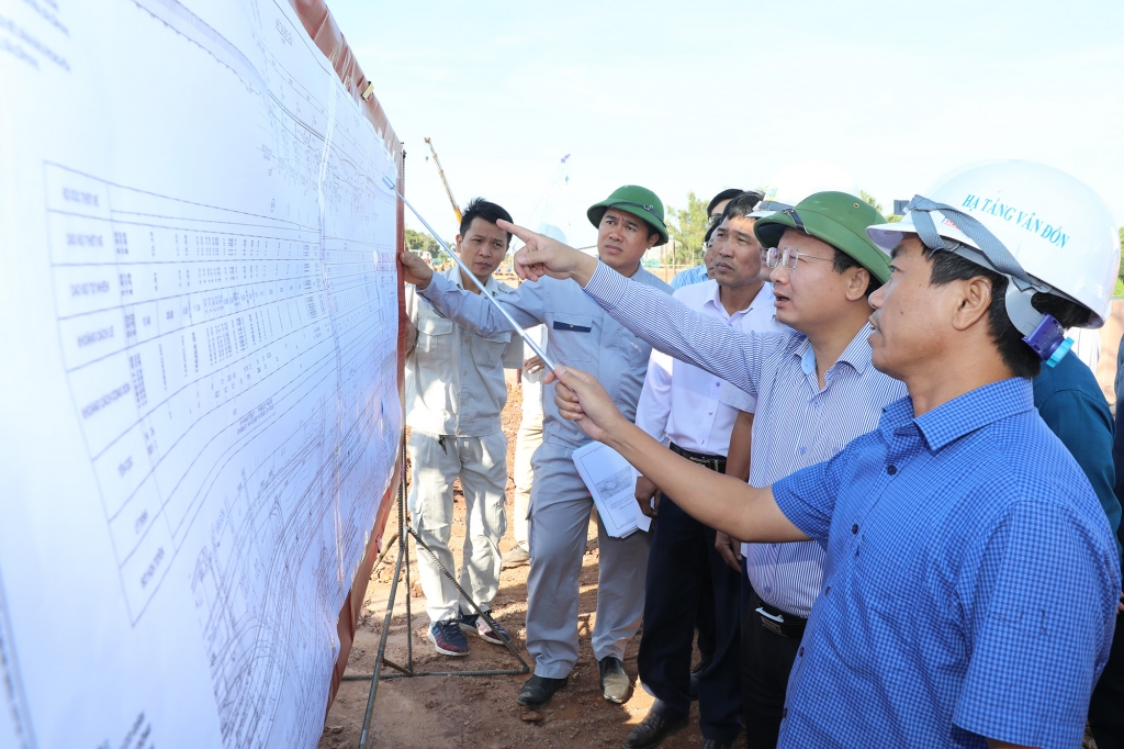 Phó Chủ tịch Thường trực UBND tỉnh Cao Tường Huy kiểm tra tiến độ thi công cao tốc Vân Đồn   Móng Cái, ngày 8/10.