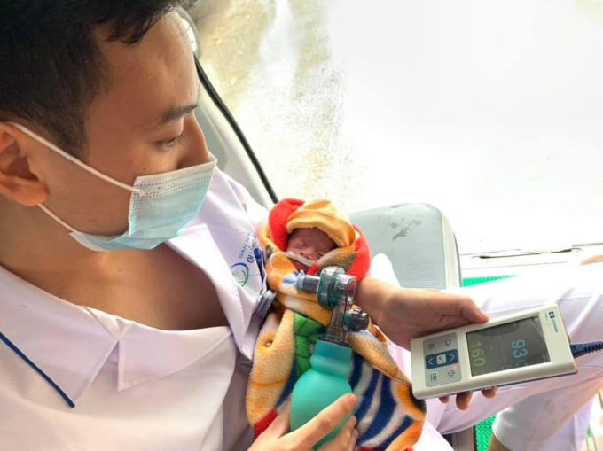 Nhân viên y tế Trung tâm y tế Cô Tô cùng người nhà chuyển bệnh nhi lên Bệnh viện Sản nhi Quảng Ninh cấp cứu.