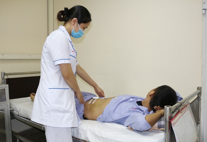 Nam bệnh nhân bị đứt, chảy máu trong cơ thẳng bụng trái sau khi tập thể dục