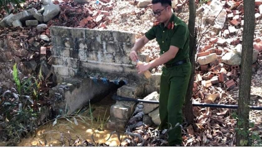  Lực lượng Phòng Cảnh sát môi trường Công an tỉnh Quảng Ninh lấy mẫu nước xả thải tại một công ty sản xuất giấy, bột giấy phục vụ công tác giám định