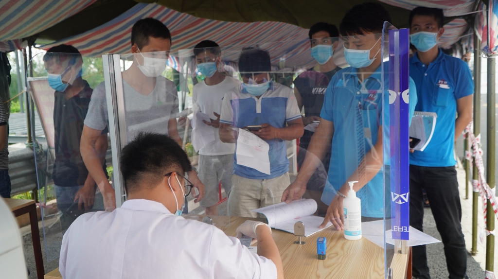 Người dân làm thủ tục khai báo y tế để vào Quảng Ninh