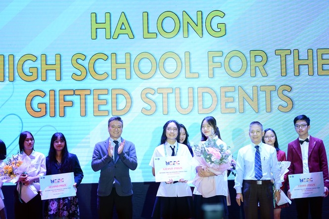 Đại diện Ban Tổ chức cuộc thi trao giải Đặc biệt cho nhóm học sinh trường THPT chuyên Hạ Long (Quảng Ninh).