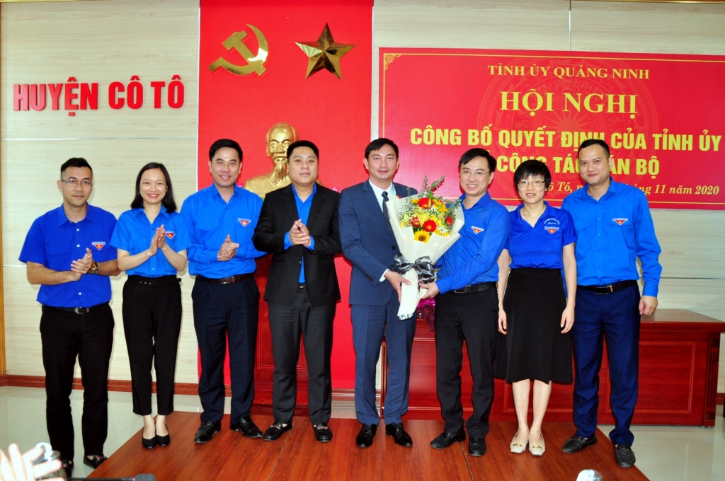 Các đồng chí lãnh đạo huyện Cô Tô tặng hoa chia tay đồng chí Trần Như Long, Nguyên Bí thư Huyện ủy, Chủ tịch UBND huyện Cô Tô giữ chức vụ Giám đốc Sở Tài nguyên và Môi trường và chúc mừng đồng chí Lê Hùng Sơn nhận nhiệm vụ công tác mới