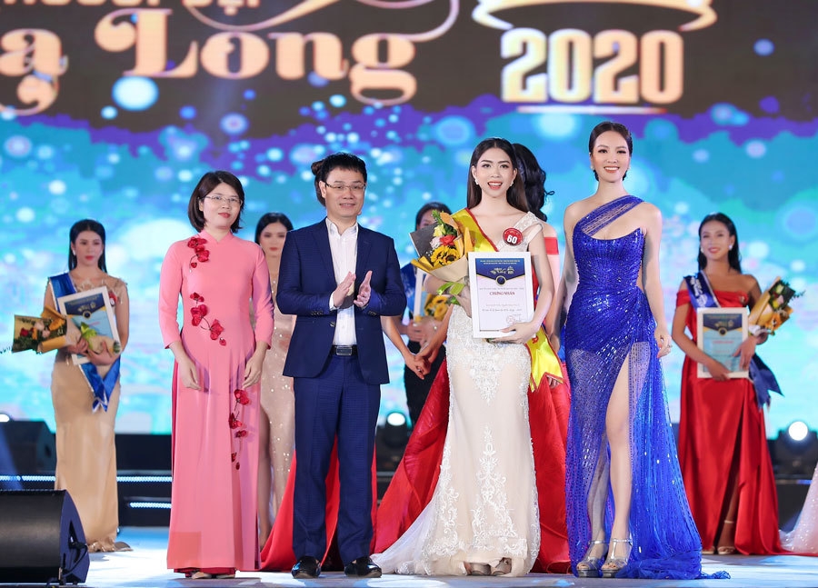 Á hậu Thuỵ Vân là thành viên giám khảo đêm chung kết Người đẹp Hạ Long. Á hậu Thuỵ Vân là thành viên giám khảo đêm chung kết Người đẹp Hạ Long.