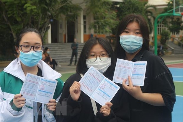 Học sinh trường TH, THCS, THPT Văn Lang (Hạ Long) được cấp chứng nhận đã tiêm vaccine.