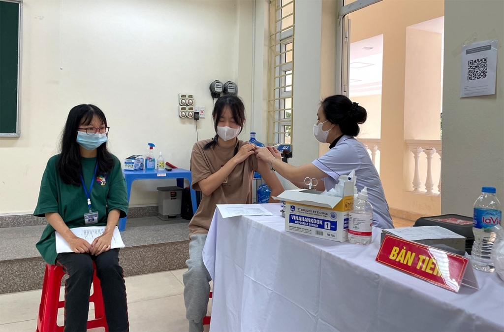 Trẻ em độ tuổi 12-18 tuổi được lên danh sách và được sự đồng ý của gia đình trước khi tiêm.