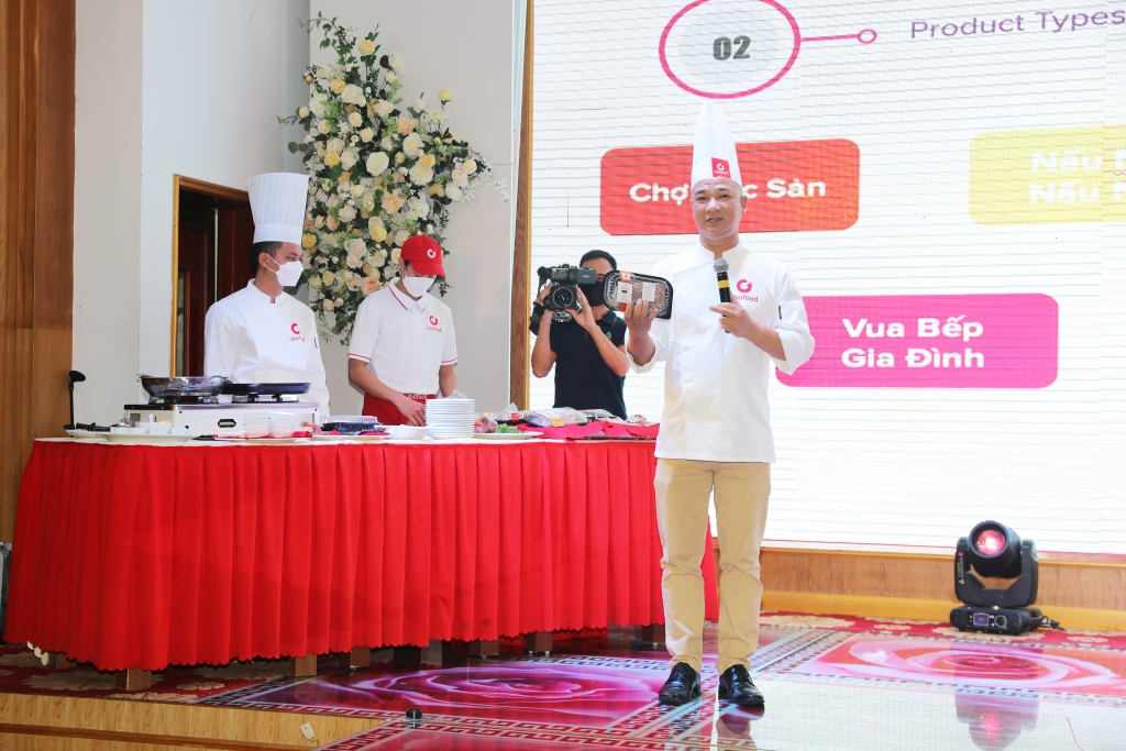 Ông Phạm Tuấn Hải - Giám đốc sản phẩm Ubofood giới thiệu các sản phẩm trên ứng dụng Ubofood.