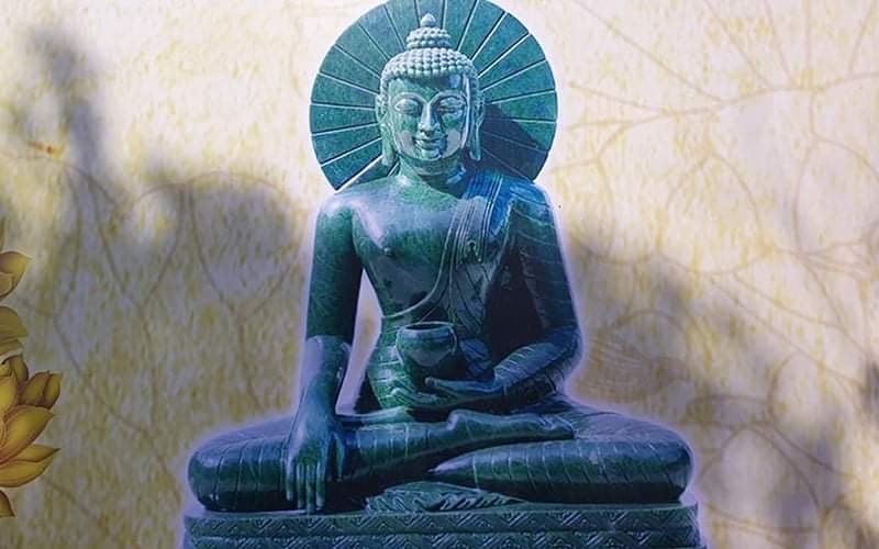 Tượng Phật ngọc có trọng lượng 3,8 tấn, chiều cao 2,2 mét và là pho tượng Phật Thích Ca làm bằng ngọc thạch có nguồn gốc từ Canada