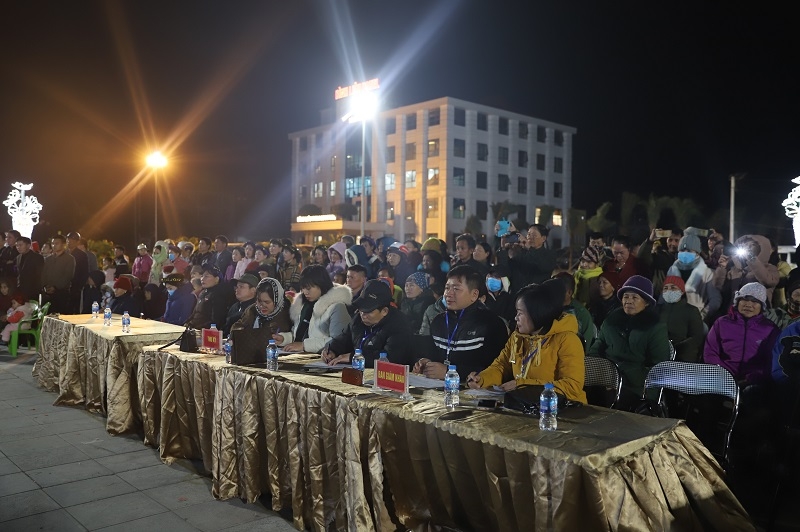 Đông đảo người dân và du khách đến thưởng thức chương trình nghệ thuật.