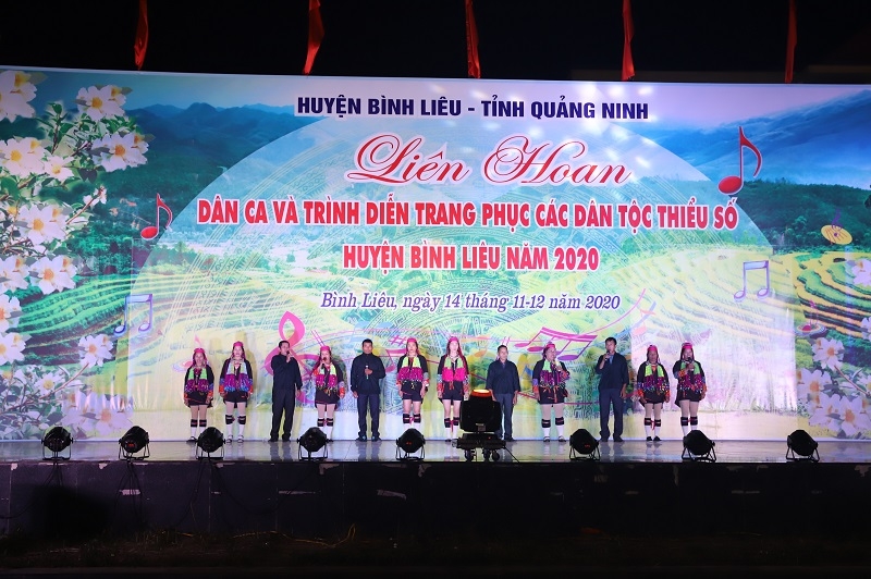 Các tiết mục dân ca và trình diễn trang phục dân tộc.