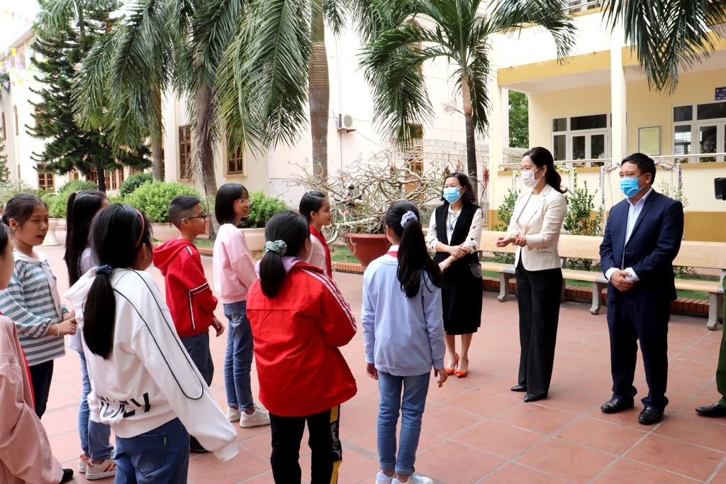 Phó Chủ tịch UBND tỉnh Nguyễn Thị Hạnh trò chuyện cùng học sinh Trường Tiểu học Trần Hưng Đạo về các biện pháp phòng, chống dịch Covid-19