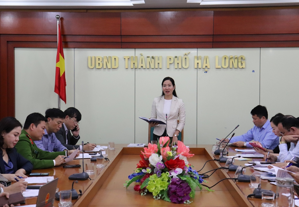 Đồng chí Nguyễn Thị Hạnh, Phó Chủ tịch UBND tỉnh chỉ đạo công tác phòng chống dịch tại TP Hạ Long.