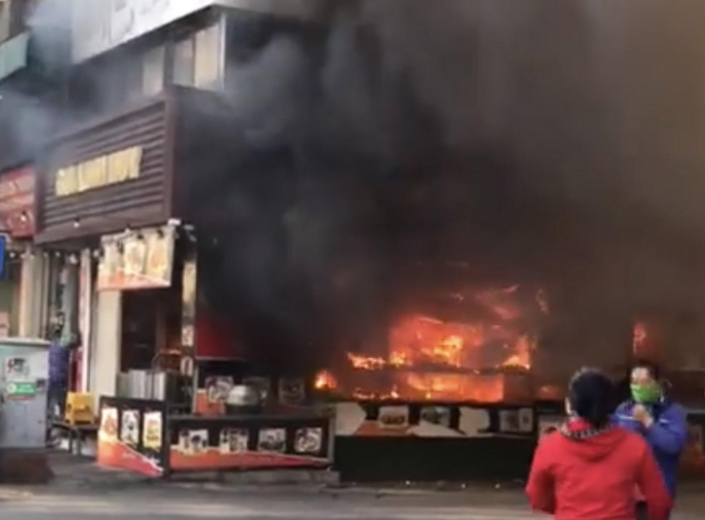 Một cửa hàng bánh ngọt bất ngờ bốc cháy dữ dội