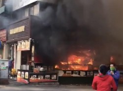 Quảng Ninh: Một cửa hàng bánh ngọt bất ngờ bốc cháy