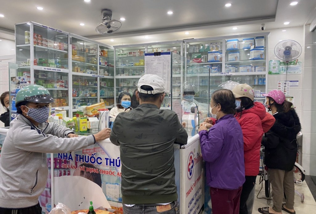Nhiều người dân xếp hàng để đợi đến lượt mua kit test Covid-19  tại một hiệu thuốc trên địa bàn phường Hồng Hà (TP Hạ Long).