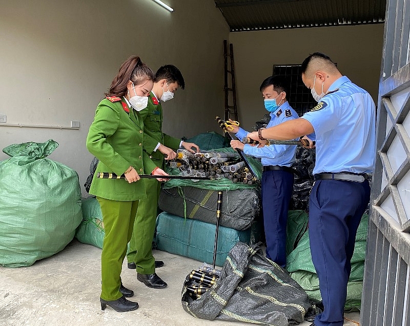 Thanh Hóa: Một kho hàng kinh doanh lậu 