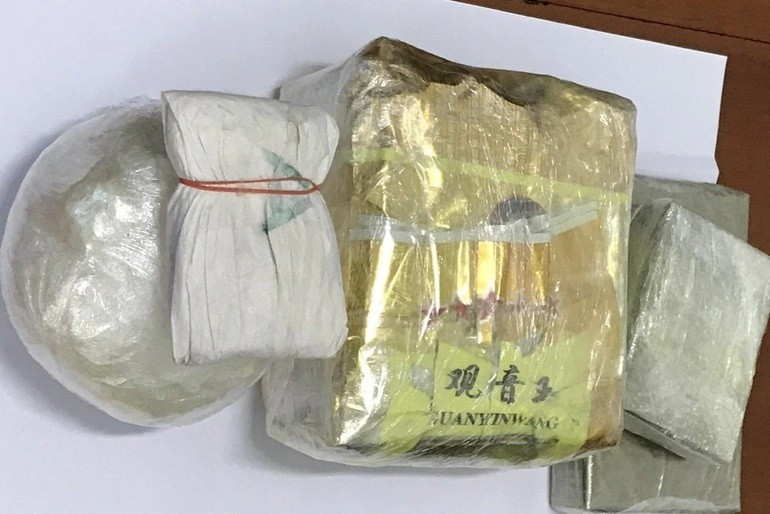 lực lượng chức năng thu giữ 2 kg ma túy dạng đá, 2 bánh heroin, 400 viên hồng phiến.