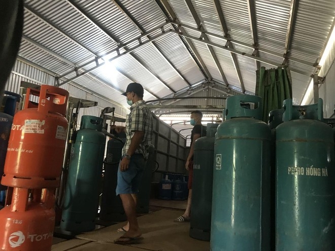 Bắt quả tang 4 đối tượng san chiết Gas trái phép