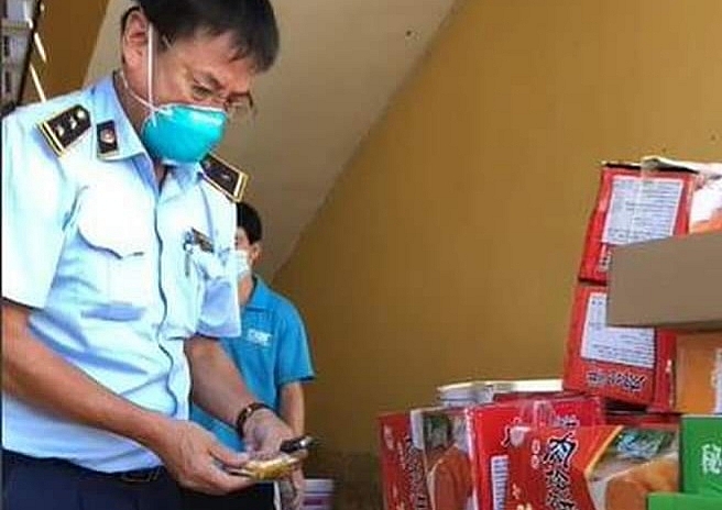 Lực lượng chức năng kiểm tra số hàng hóa thu giữ