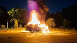 Xe BMW X5 bốc cháy ngùn ngụt, 3 người cùng một gia đình thoát nạn