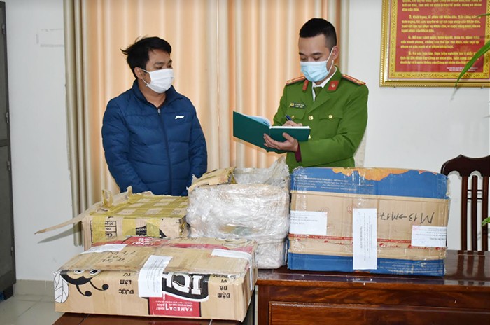 Đối tượng Phạm Văn Lưu  cùng tang vật tại cơn quan Công an