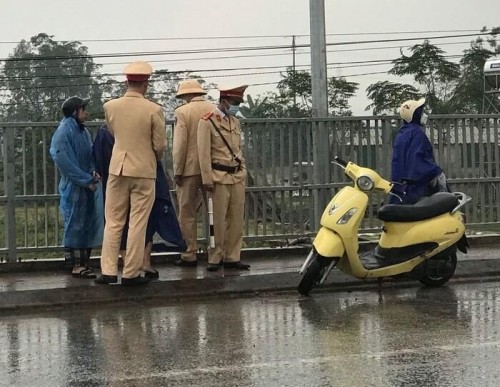 Nghệ An: Mâu thuẫn với chồng, vợ bầu chở con gái 13 tuổi ra cầu tự tử