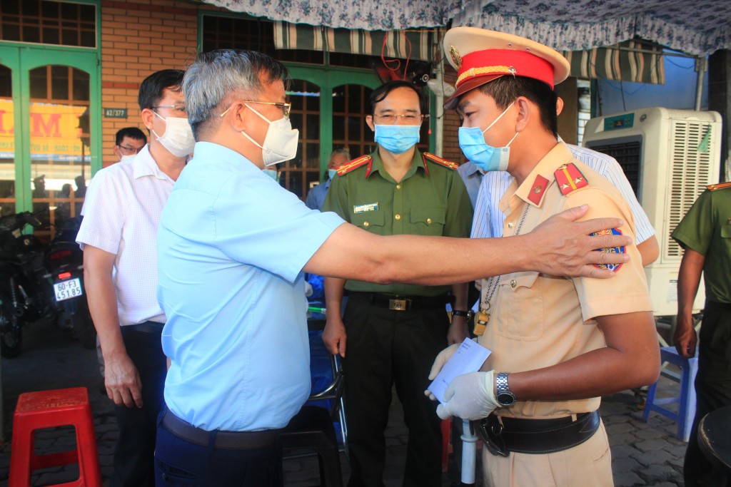 Chủ tịch UBND tỉnh Đồng Nai Cao Tiến Dũng động viên tinh thần lực lượng làm nhiệm vụ tại các chốt kiểm soát phòng dịch COVID-19 (Ảnh: Hạnh Dung)