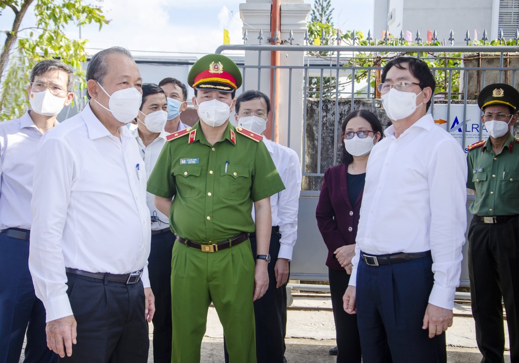 Nguyên Phó Thủ tướng Thường trực Chính phủ Trương Hòa Bình cùng Bí thư Tỉnh ủy Phạm Viết Thanh kiểm tra công tác phòng chống COVID-19 tại cơ sở cách ly tập trung ký túc xá Trường CĐ Dầu khí (phường Long Toàn, TP Bà Rịa)