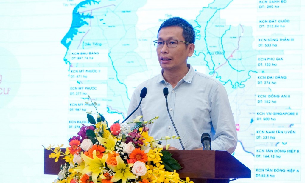 TS.Nguyễn Ngọc Hiếu - Trường Đại học Việt Đức trình bày tham luận tại hội thảo.