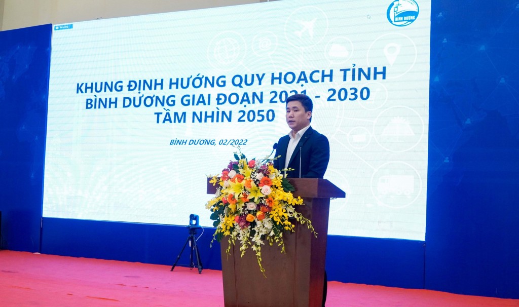 TS. Phạm Tuấn Anh – Giám đốc phát triển công nghệ, Tổng Công ty Becamex IDC trình bày về Khung định hướng quy hoạch tỉnh tại Hội thảo.
