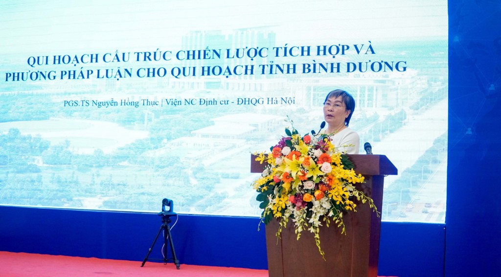 PGS. TS. Nguyễn Hồng Thục - Viện nghiên cứu Định cư, Đại học Quốc gia Hà Nội trình bày tham luận tại hội thảo.