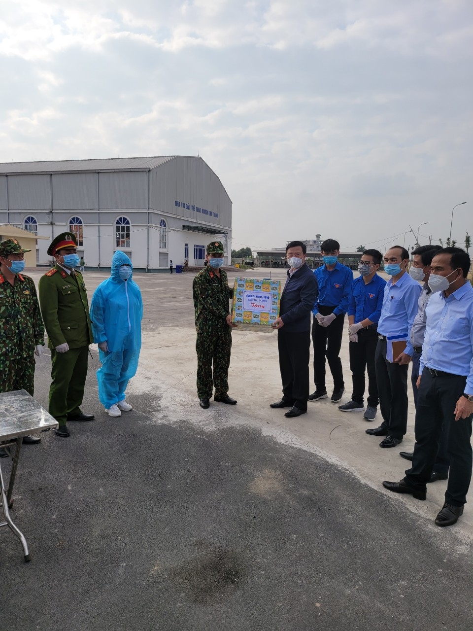 Lãnh đạo tỉnh Hải Dương và huyện Kim Thành tặng quà Tết tại khu cách ly