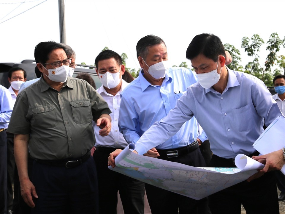 Thủ tướng Chính phủ Phạm Minh Chính khảo sát đề xuất làm đường, cầu kết nối Bình Phước với Đồng Nai. 