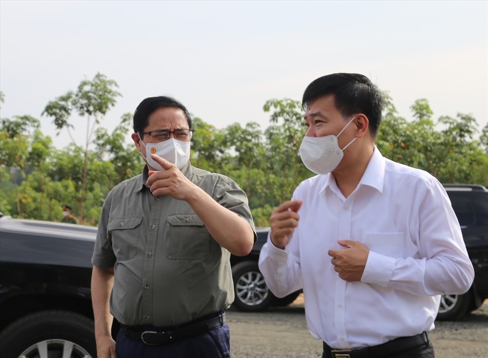 Thủ tướng Phạm Minh Chính trao đổi với ông Nguyễn Mạnh Cường - Bí thư Tỉnh ủy Bình Phước