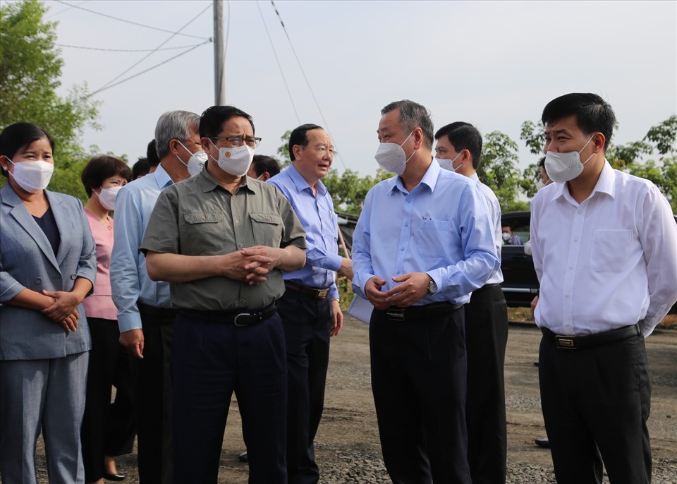 Thủ tướng Phạm Minh Chính trao đổi với lãnh đạo các địa phương