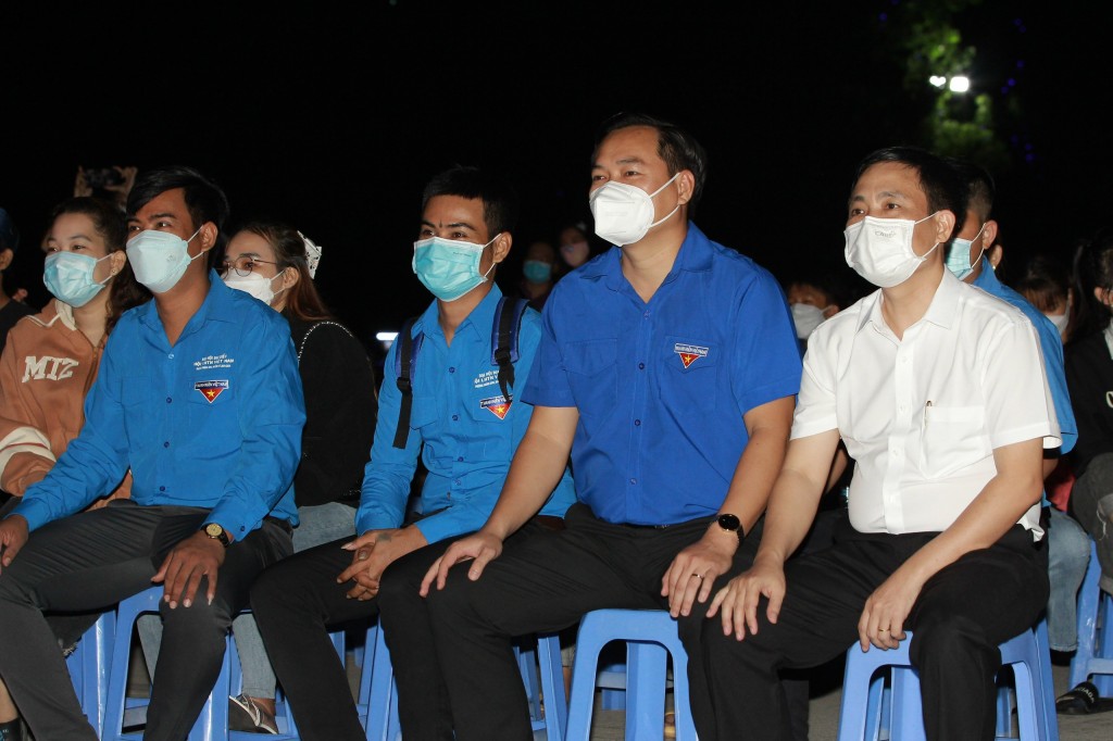 Đồng chí Trần Bảo Lâm - Phó Bí thư thường trực Tỉnh Đoàn, Chủ tịch Hội LHTN Việt Nam tỉnh Bình Dương (thứ hai từ phải qua) tham dự tại chương trình.