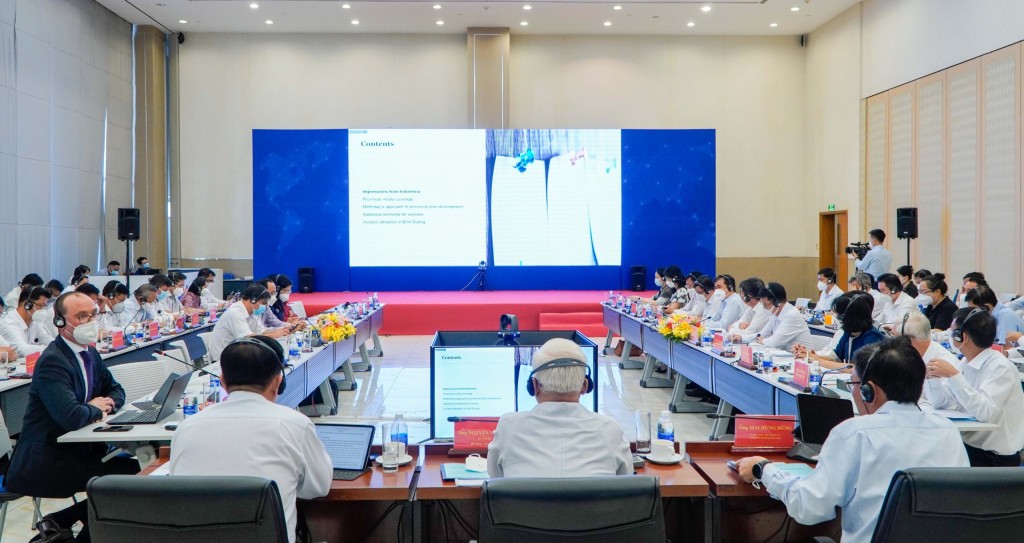 Lãnh đạo UBND tỉnh và Tổng Công ty Becamex IDC và các Sở, Ban ngành nghe đơn vị tư vấn Roland Berger Việt Nam trình bày phương pháp luận và phương án tổ chức thực hiện lập quy hoạch tỉnh.