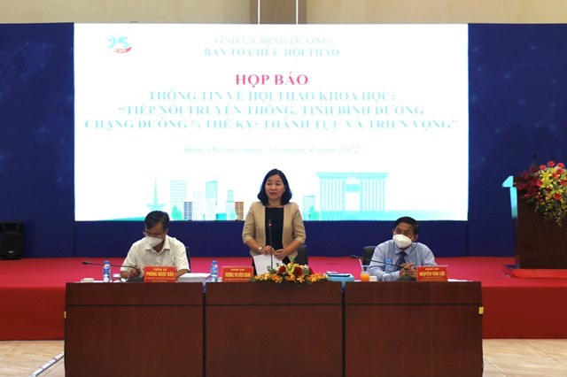 Đồng chí Trương Thị Bích Hạnh, Trưởng Ban Tuyên giáo Tỉnh ủy Bình Dương thông tin những nội dung của hội thảo tại buổi họp.