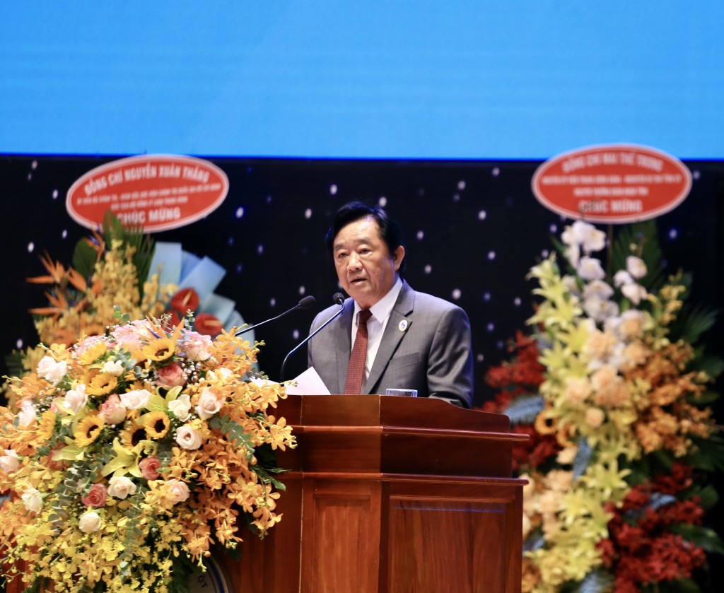 Đồng chí Nguyễn Hoàng Thao phát biểu tại Hội thảo “Tiếp nối truyền thống, tỉnh Bình Dương chặng đường ¼ thế kỷ - Thành tựu và triển vọng”