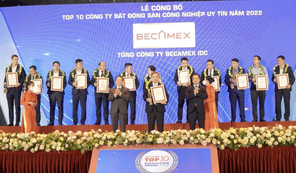 Ông Nguyễn Văn Thanh Huy, Phó Tổng Giám đốc Tổng công ty Becamex IDC nhập giấy chứng nhận từ Ban Tổ chức Lễ công bố Top 10 công ty bất động sản công nghiệp uy tín năm 2022.