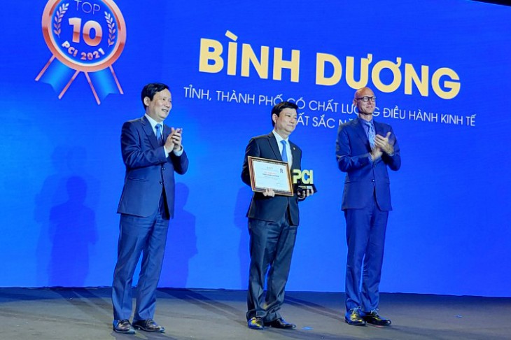 Chủ tịch UBND tỉnh Bình Dương Võ Văn Minh nhận Kỷ niệm chương vì có Chỉ số PCI xuất sắc năm 2021